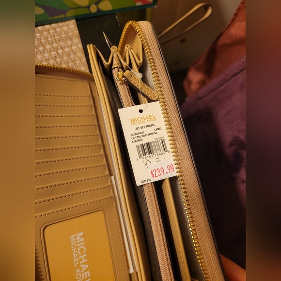 NWT Michael Kors Wallet - Picture 4 of 12